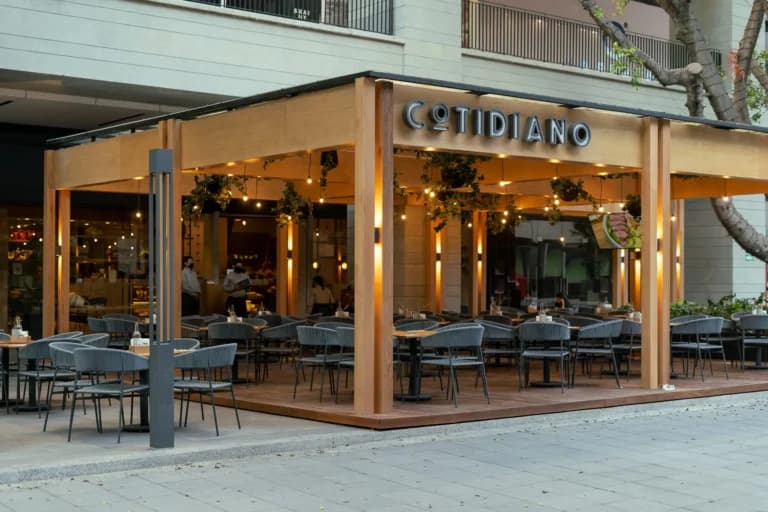 Cotidiano restaurant exterior at La Perla Shopping Center