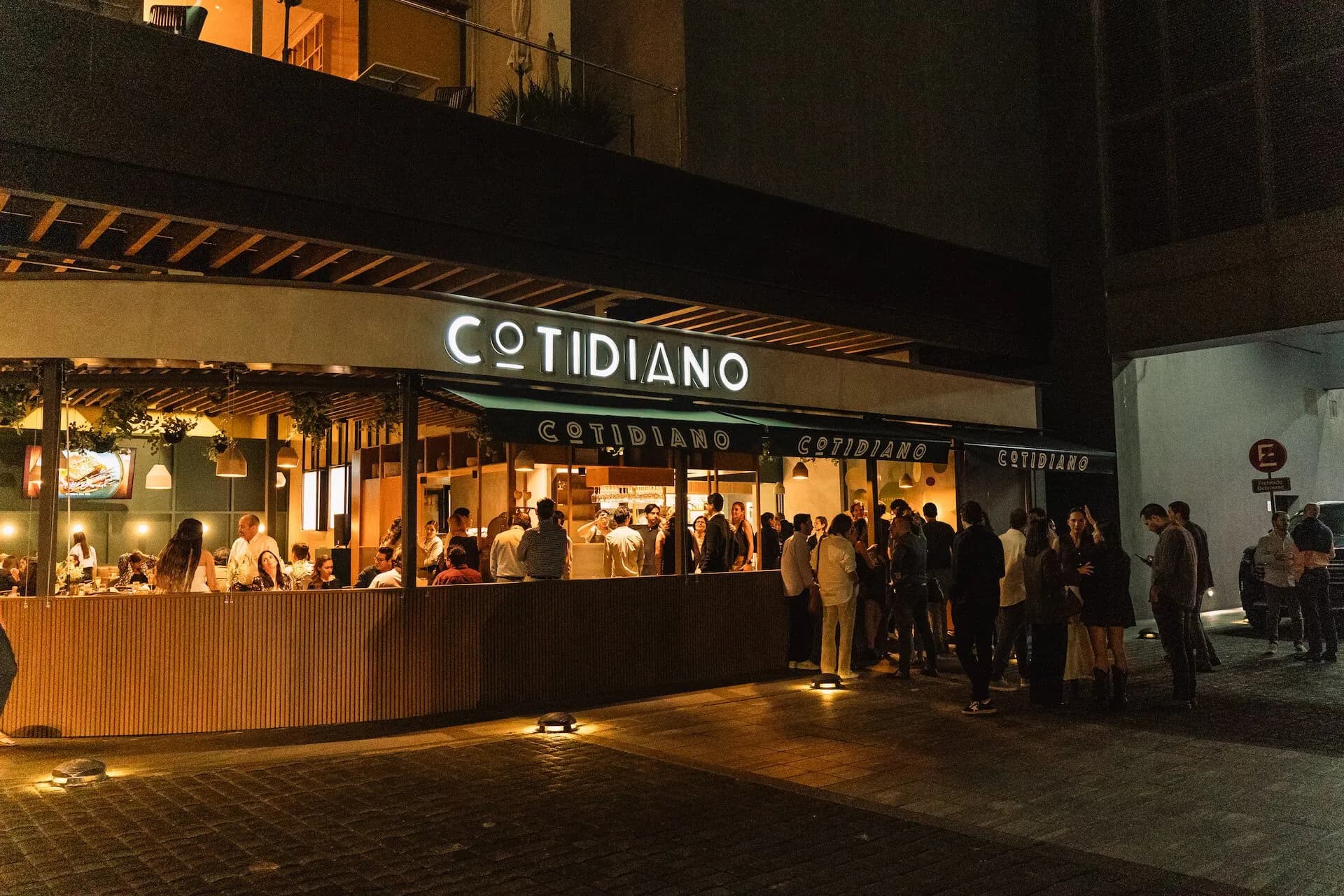 Guests gathering outside Cotidiano at Plaza Andares